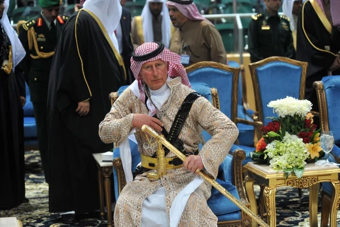 Prinţul Charles, îmbrăcat într-un costum tradiţional saudit, la ultima sa vizită FOTO AP