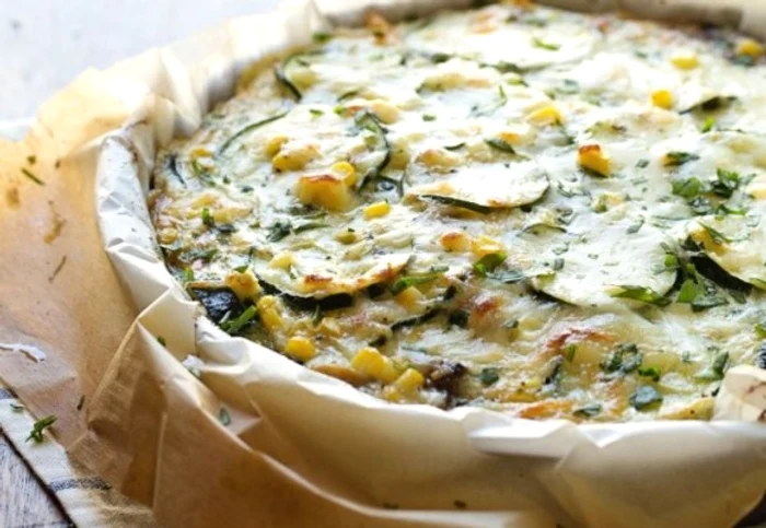 
    Descoperă o reţetă simplă de plăcintă cu dovlecei şi porumb!clickpoftabuna.ro  