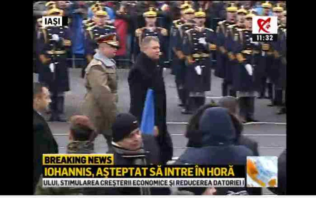 Iohannis a venit în Piaţa Unirii din Iaşi la câteva minute după Cioloş