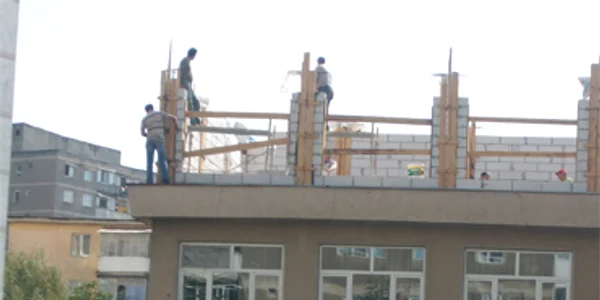 Părinţii nu-şi lasă copiii la grădiniţa-şantier