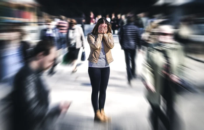 O femeie într-o mulțime care are un atac de panică Sursă foto St Patrick s Mental Health Services