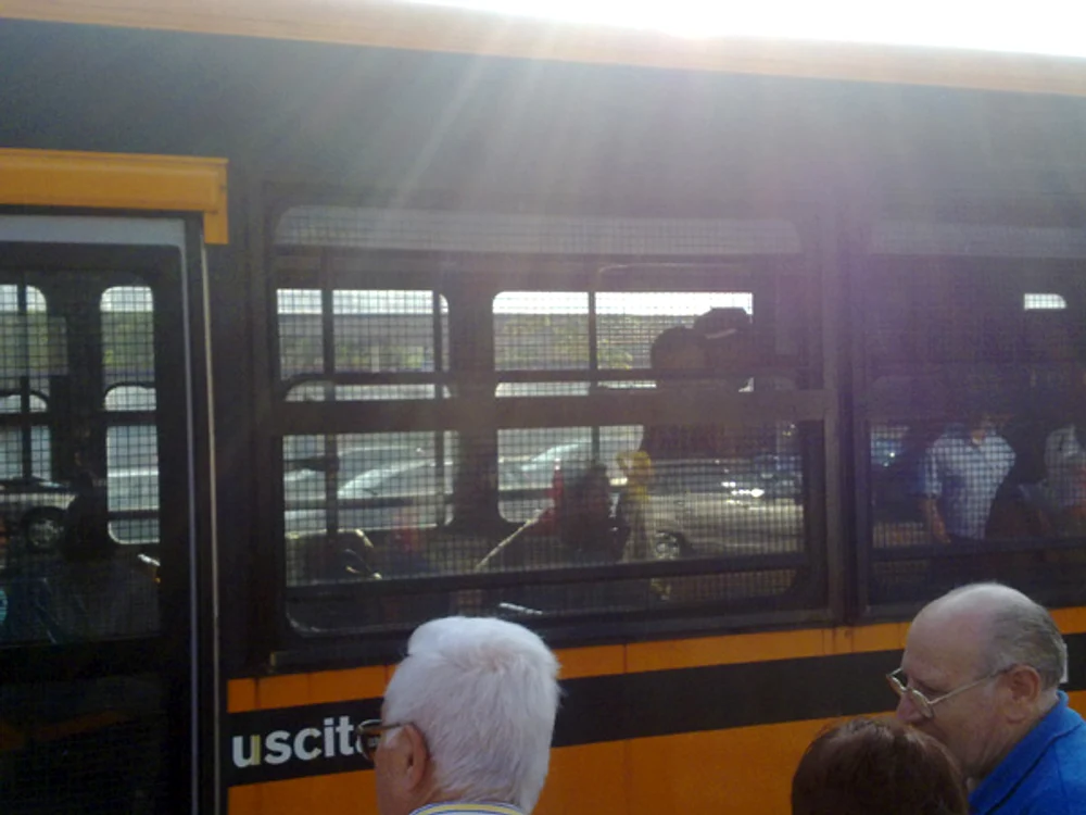 
    Autobuzul îi adună pe imigranţii prinşi în mijloacele de transport  