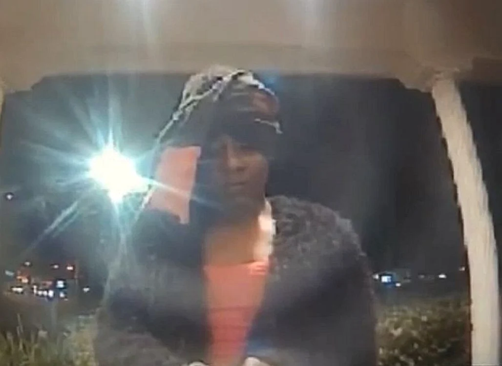 
    Femeia a vrut să aspire bancnotele din bancomat cu un aspiratorfoto: captură video  