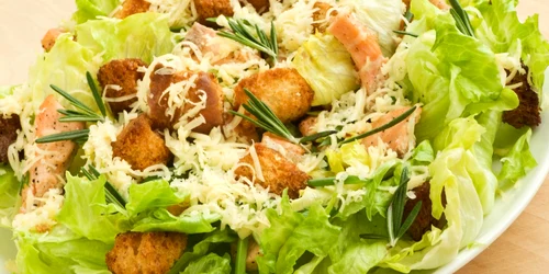 salata caesar somon shutterstock 50261095 jpg