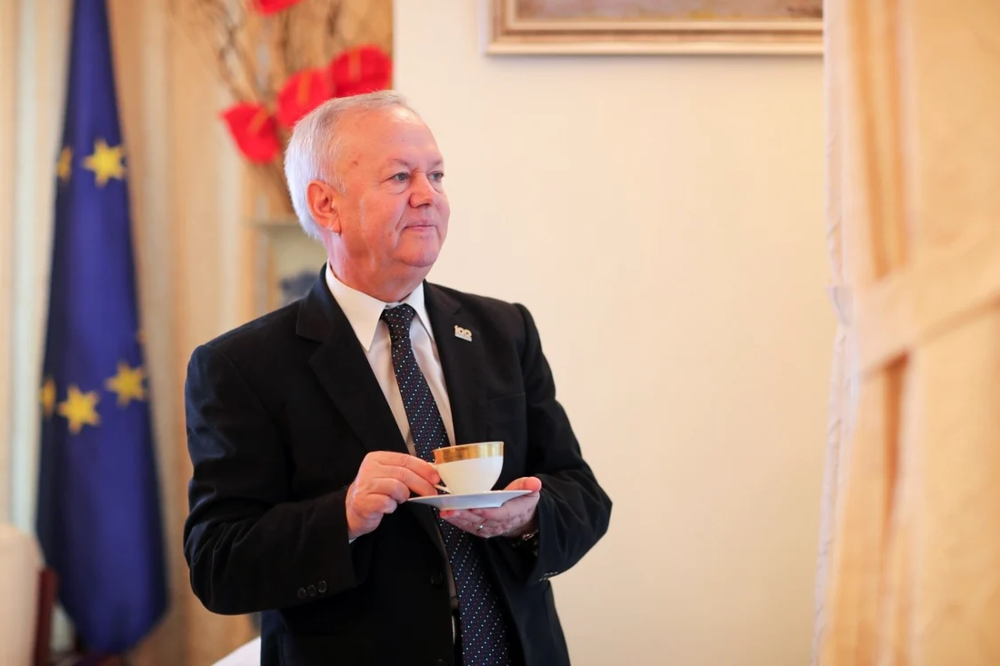 Diplomatul a avut o carieră de peste 40 de ani în diverse state FOTO Facebook