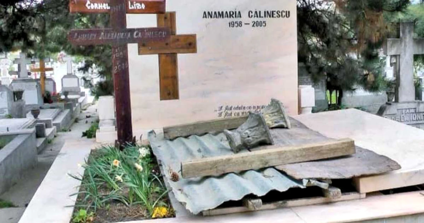 Luca a fost înmormântat lângă mama sa, la Cimitirul Cernica  