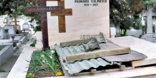 Luca a fost înmormântat lângă mama sa, la Cimitirul Cernica  