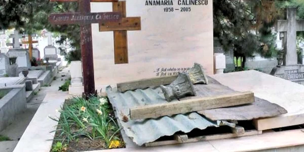 Luca a fost înmormântat lângă mama sa, la Cimitirul Cernica  