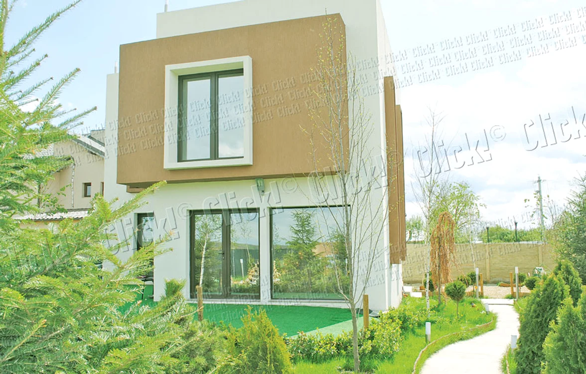 Vila de lux, cu etaj, este  situată în cartierul  Hystria, din Corbeanca