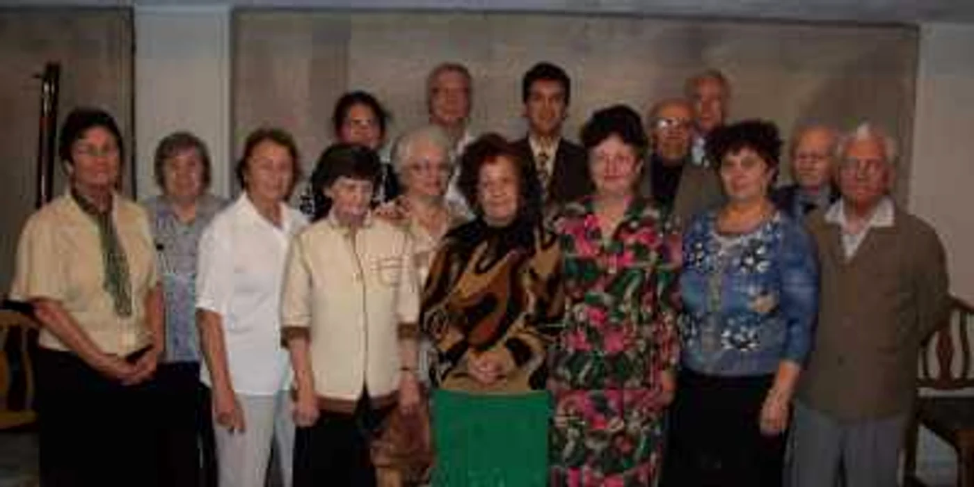 Membrii Clubului Seniorilor de la biblioteca publică