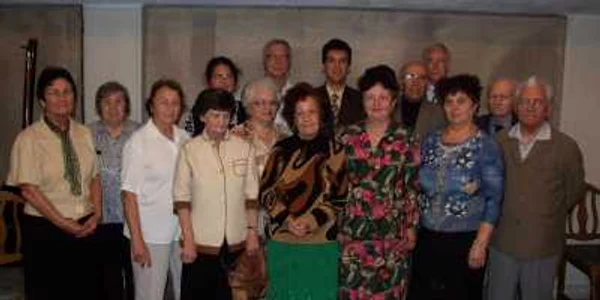 Membrii Clubului Seniorilor de la biblioteca publică