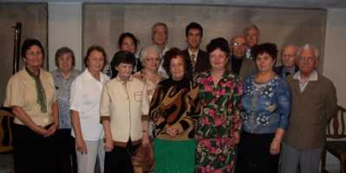 Membrii Clubului Seniorilor de la biblioteca publică
