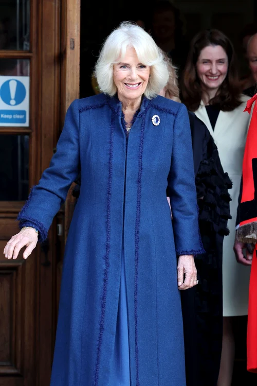 Regina Camilla, îmbrăcată în albastru în vizită pe Insula Man
