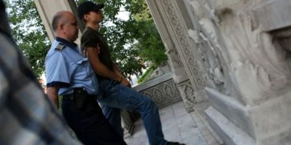 Craiova: Fiul poliţistului Dinu nu i-a putut privi în ochi pe părinţii victimei sale