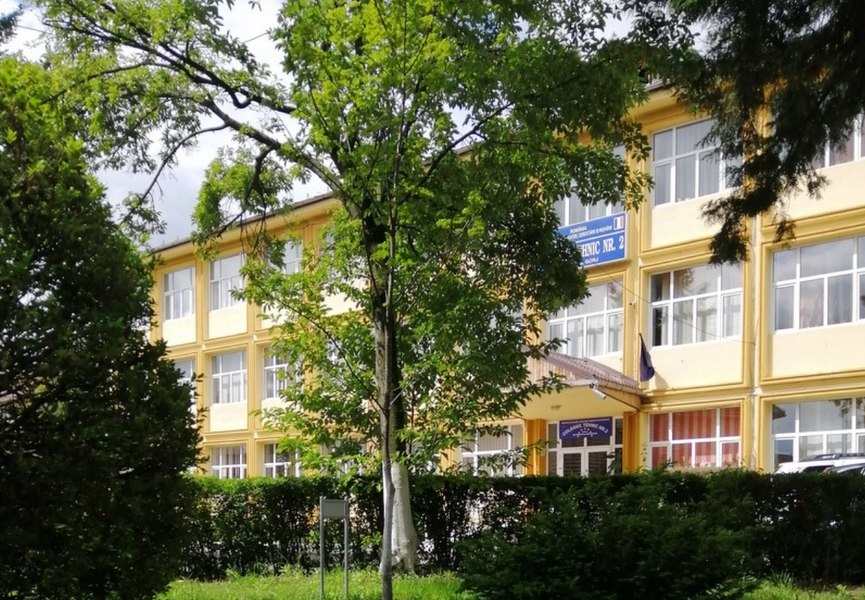 Scene violente într-un liceu din Târgu-Jiu. O elevă, reținută după ce a scos cuțitul la un coleg