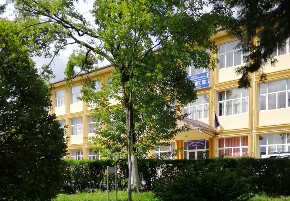 Scene violente într-un liceu din Târgu-Jiu. O elevă, reținută după ce a scos cuțitul la un coleg