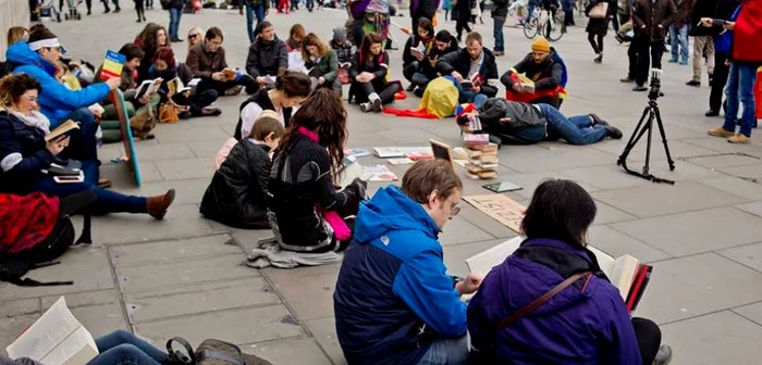 În Piaţa Trafalgar, din Londra, zeci de români au citit Foto Facebook