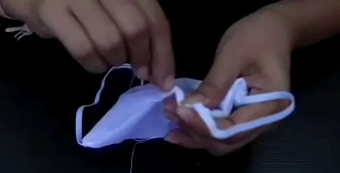 Cele două bucăți de material se cos între ele