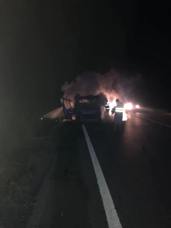 O autoutilitară s-a aprins pe DN65 Piteşti Craiova. De la ce au izbucnit flăcările
