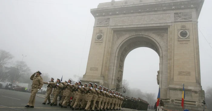 Militarii nu vor defila în acest an pe sub Arcul de Triumf FOTO Arhivă