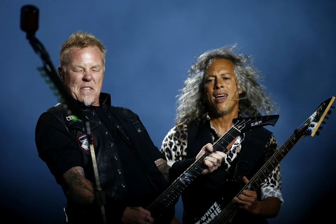 Membrii trupei Metallica, James Hetfield şi Kirk Hammett, interpretează o melodie pe scena Festivalului Lollapalooza 2017FOTO EPA