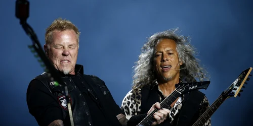 Membrii trupei Metallica  James Hetfield şi Kirk Hammett interpretează o melodie pe scena Festivalului Lollapalooza 2017 santiago. FOTO EPA