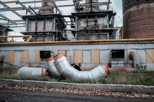 Ucrainenii încearcă să remedieze rapid avariile la centralele electrice din Harkov FOTO EPA-EFE
