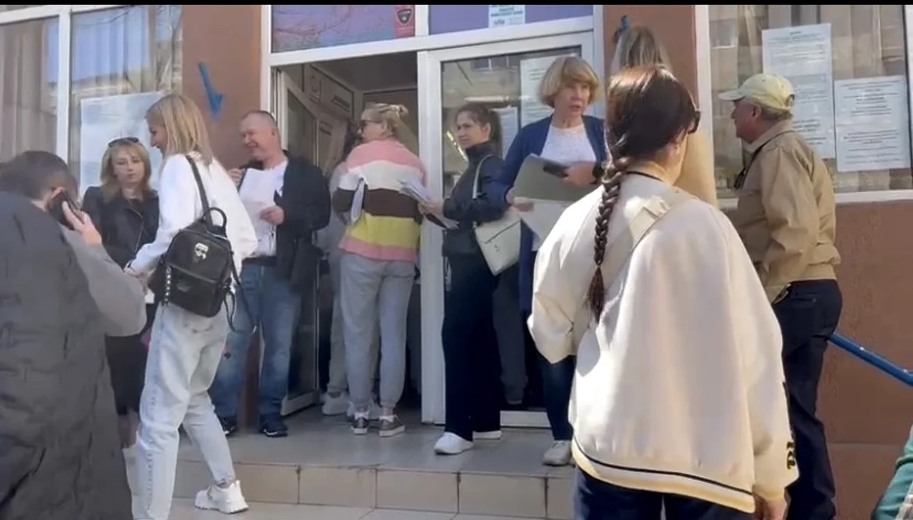 Ucraineni depun actele pentru șederea în Constanța FOTO Antonia Ispas