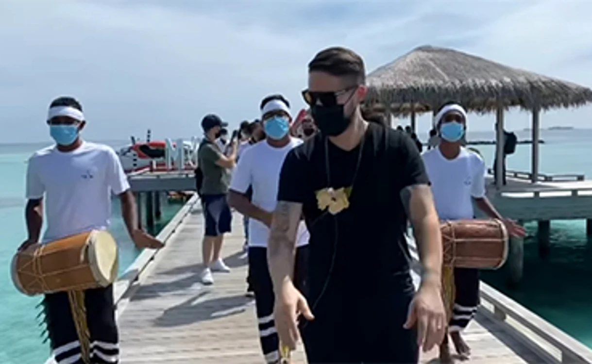 Jorge a fost întâmpinat în Maldive de instrumentiști locali