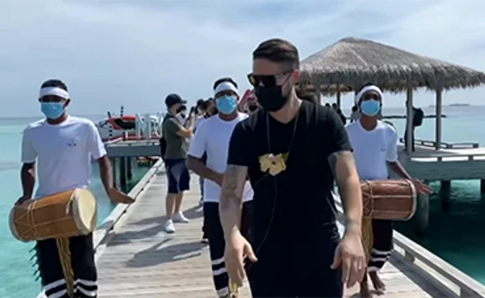 Jorge a fost întâmpinat în Maldive de instrumentiști locali