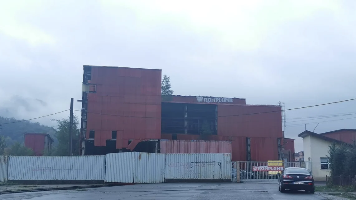 Poarta pricipală de intrare la Uzina Romplumb FOTO Angela Sabău