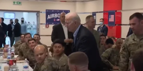 Joe Biden stă la masă cu soldaţii americani din Polonia FOTO captură video
