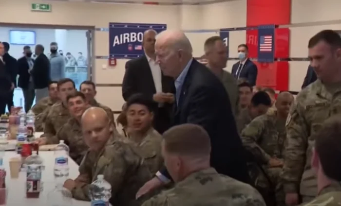 Joe Biden stă la masă cu soldaţii americani din Polonia FOTO captură video