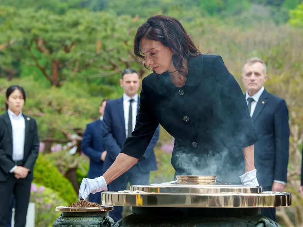 Carmen Iohannis și Klaus Iohannis la Cimitirul Național din Seul din Coeea de Sud   Administrația Prezidențială (9) jpg