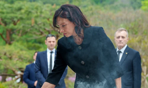 Carmen Iohannis și Klaus Iohannis la Cimitirul Național din Seul din Coeea de Sud Administrația Prezidențială (9) jpg