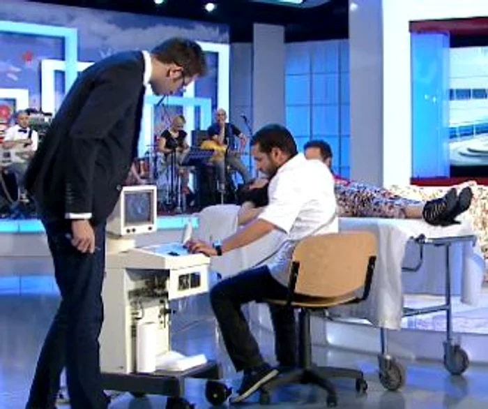 Soţia lui Vlad a făcut o ecografie în direct, pentru ca acesta să-şi poată face numărul de mentalism (captură: PRO TV)