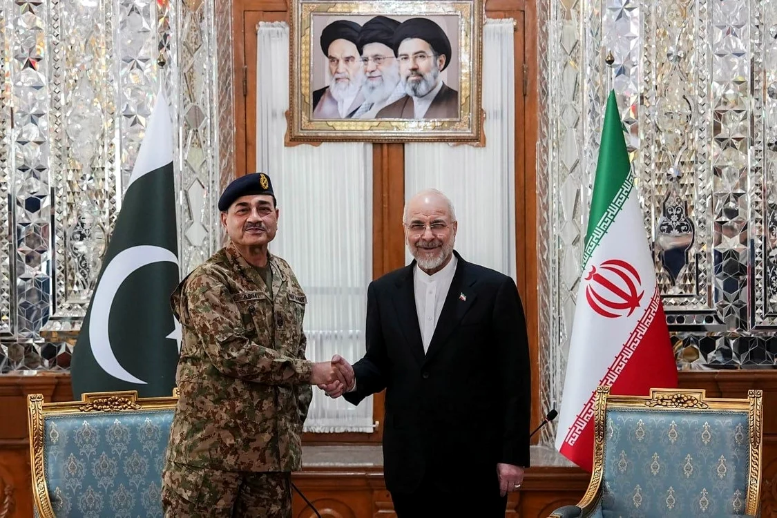 Șeful armatei pakistaneze Asim Munir alături de președintele parlamentului iranian FOTO EPA-EFE