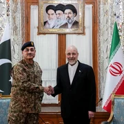 Șeful armatei pakistaneze Asim Munir alături de președintele parlamentului iranian FOTO EPA EFE jpg