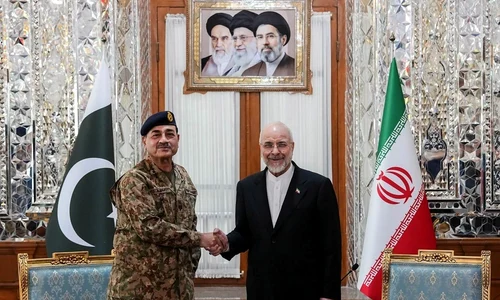 Șeful armatei pakistaneze Asim Munir alături de președintele parlamentului iranian FOTO EPA EFE jpg