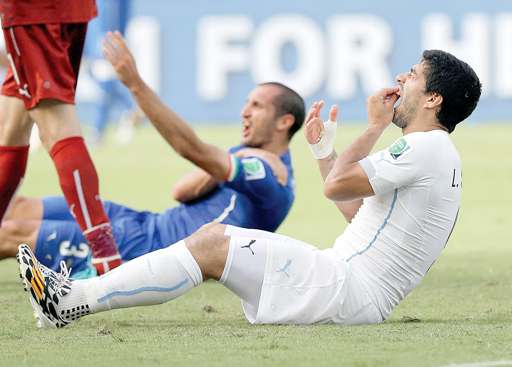 Suarez pare să se fi dezobişnuit  de acest nărav, dar vederea lui  Chiellini îi poate reaprinde  imaginaţia