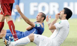 Suarez pare să se fi dezobişnuit  de acest nărav, dar vederea lui  Chiellini îi poate reaprinde  imaginaţia jpeg