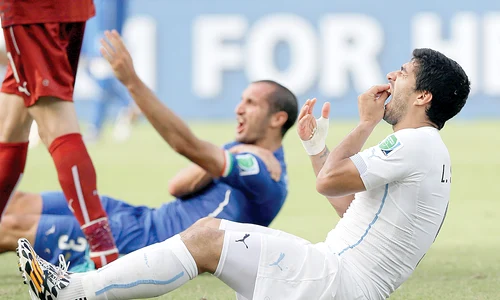 Suarez pare să se fi dezobişnuit  de acest nărav, dar vederea lui  Chiellini îi poate reaprinde  imaginaţia jpeg