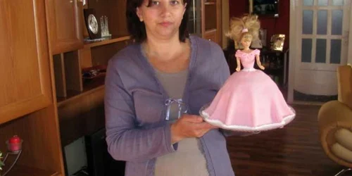 Dana Dăbău lucrează aproximativ 5 ore la un tort cu papusa Barbie