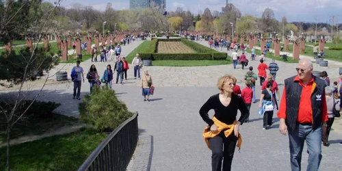 Oamenii au renunţat la geci şi unii chiar şi la încălţăminte şi s-au bucurat de primele zile de căldură FOTO Ionuţ Ungureanu