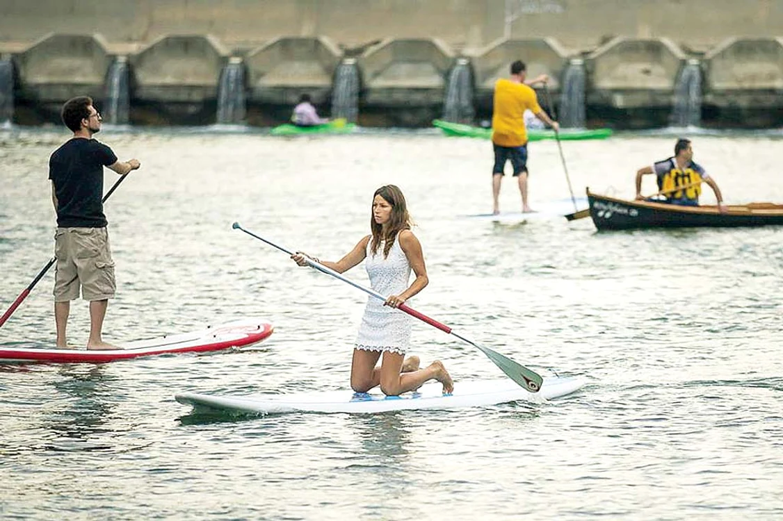 Romina Selene Rossi a venit  tocmai din Argentina ca să predea  cursuri de yoga pe placa de surf