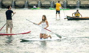 Romina Selene Rossi a venit  tocmai din Argentina ca să predea  cursuri de yoga pe placa de surf jpeg