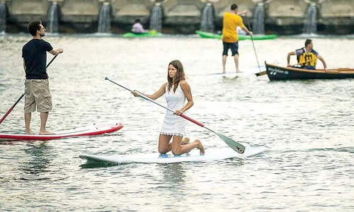 Romina Selene Rossi a venit  tocmai din Argentina ca să predea  cursuri de yoga pe placa de surf jpeg
