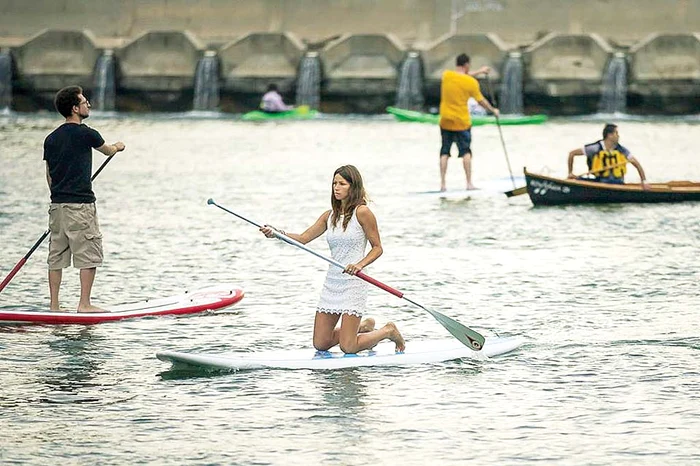 Romina Selene Rossi a venit tocmai din Argentina ca să predea cursuri de yoga pe placa de surf
