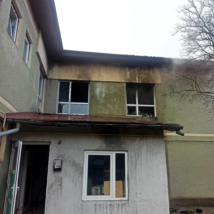 Clădirea în care a izbucnit incendiul FOTO ISU Vaslui