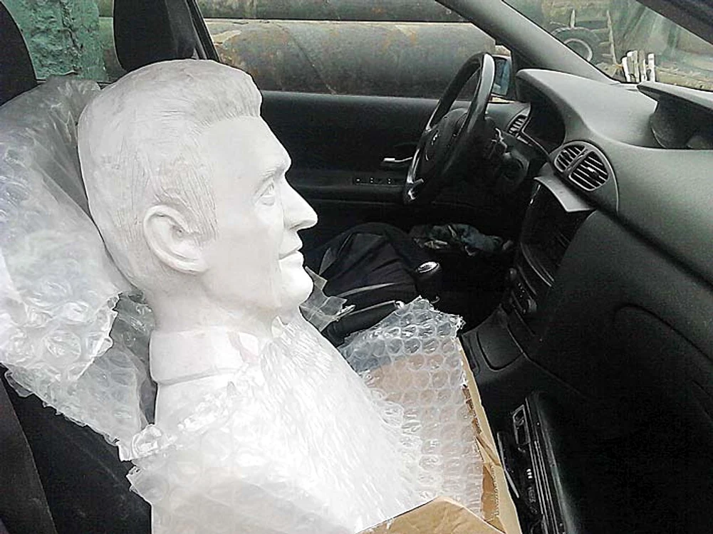 Statuia a fost aşezată pe scaunul de lângă şofer